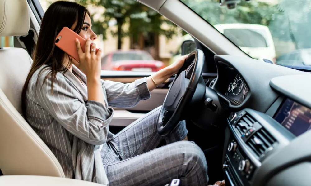 Les considérations légales pour votre support de téléphone dans votre voiture