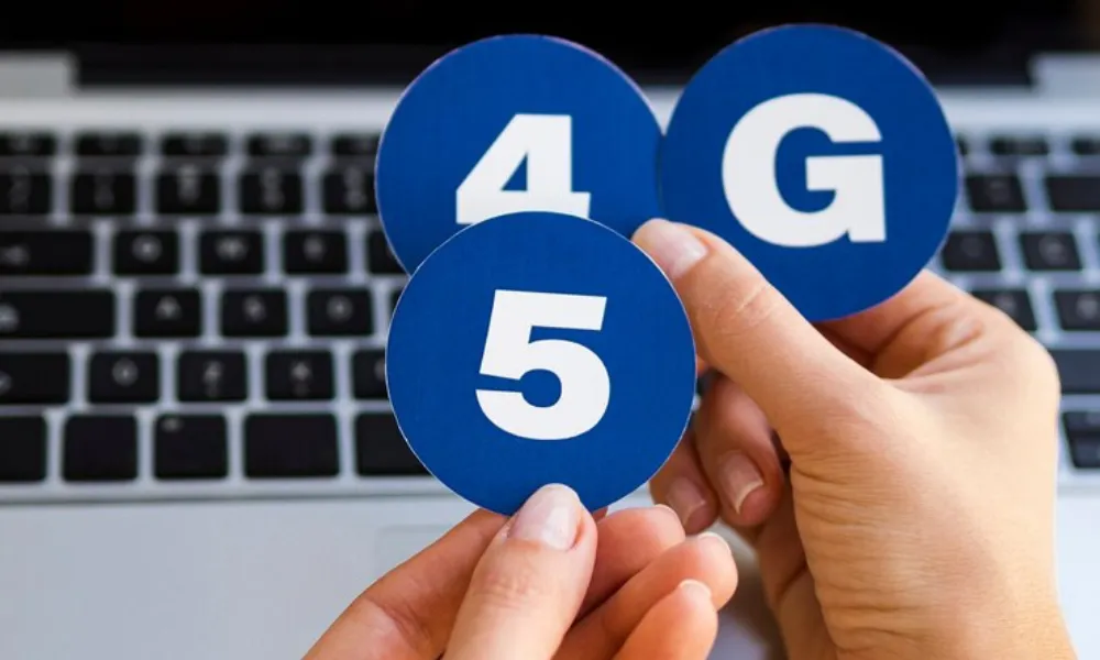 Mains tenant des lettres en carton formant la 4G et la 5G