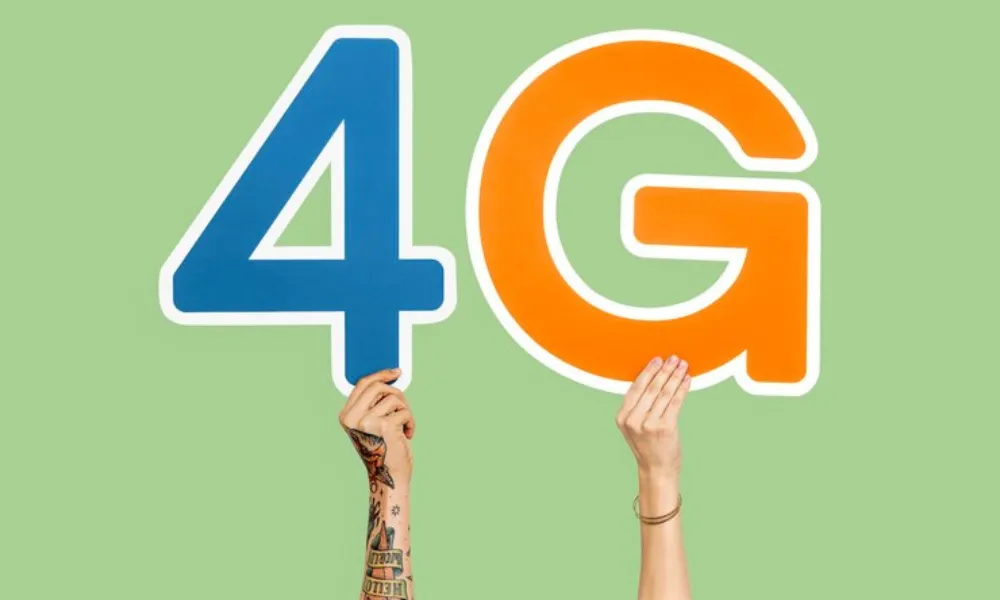 Mains tenant des lettres pour illustrer la 4G