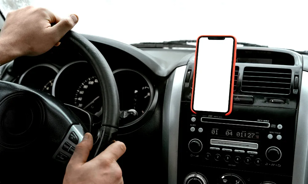 Smartphone installé sur la grille d'aération via un support téléphone voiture discret