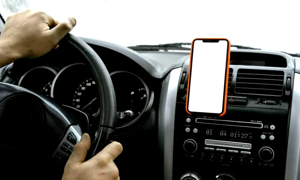 Smartphone fixé sur un support téléphone voiture sans ventouse compact, peu encombrant et invisible